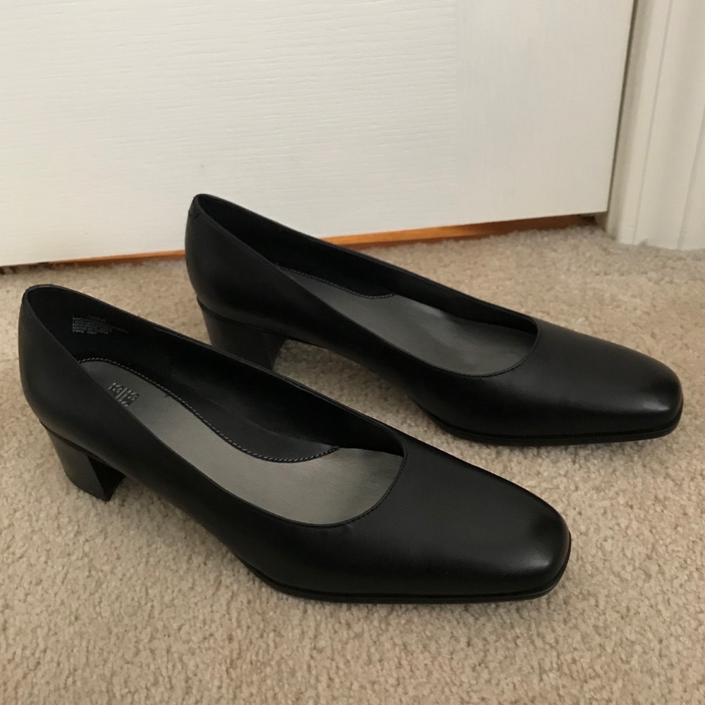 Mootsies Tootsies black dress shoe